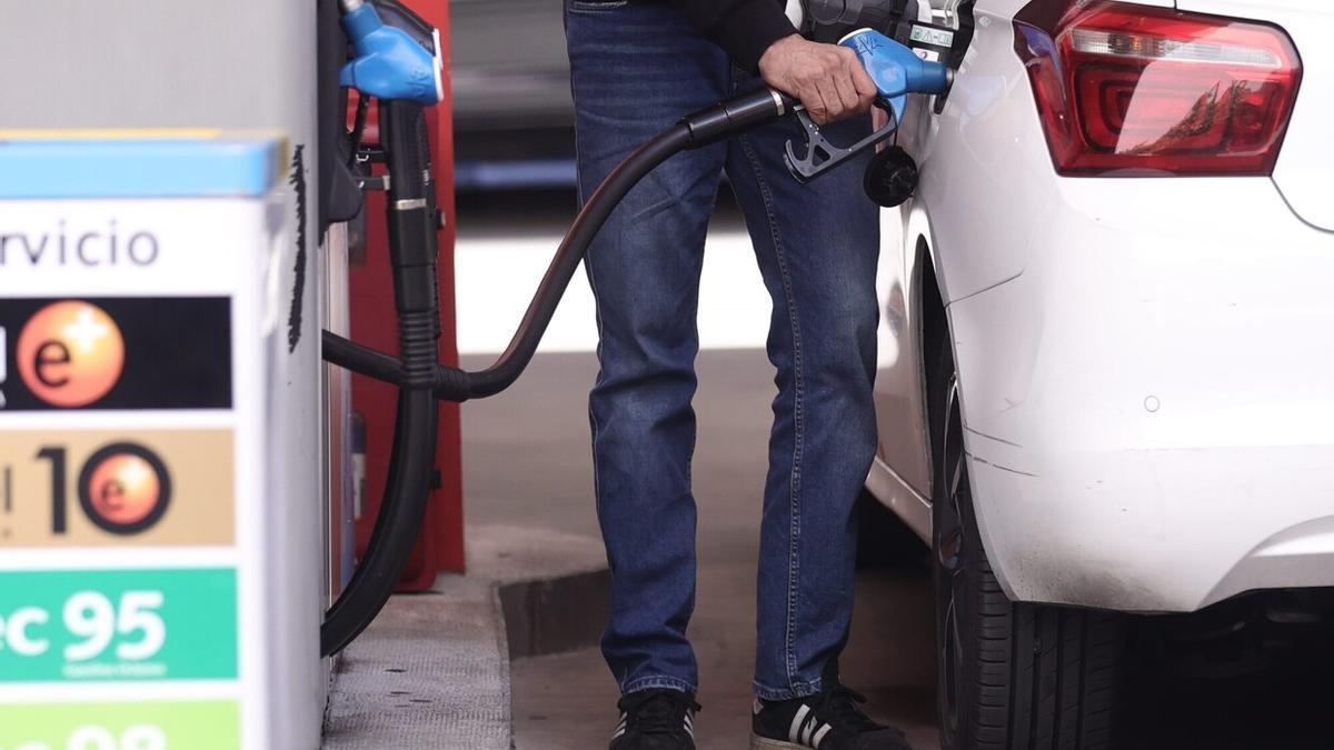Un conductor reposta combustible en una gasolinera.