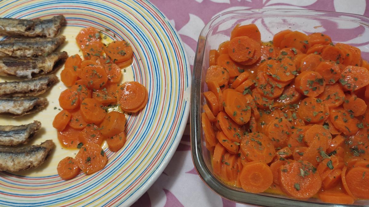 Una guarnición de zanahorias Vichy para una anchoas fritas.