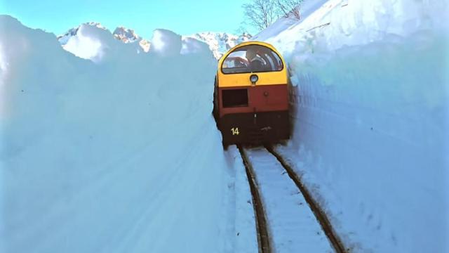 El tren, abriéndose paso entre paredes de nieve.