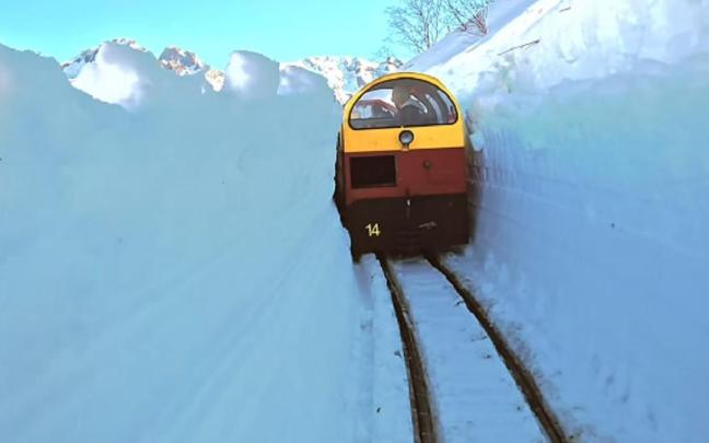 El tren, abriéndose paso entre paredes de nieve.