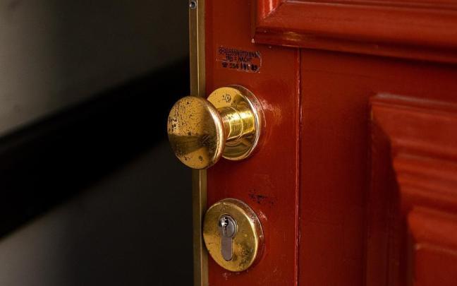 Aconsejan a quienes vayan a dejar su vivienda vacía durante varios días, que no comenten en público sus planes.