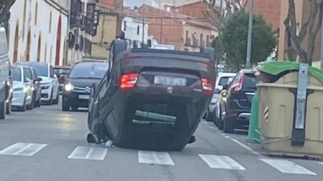 Así acabó el coche que estaba mal aparcado.