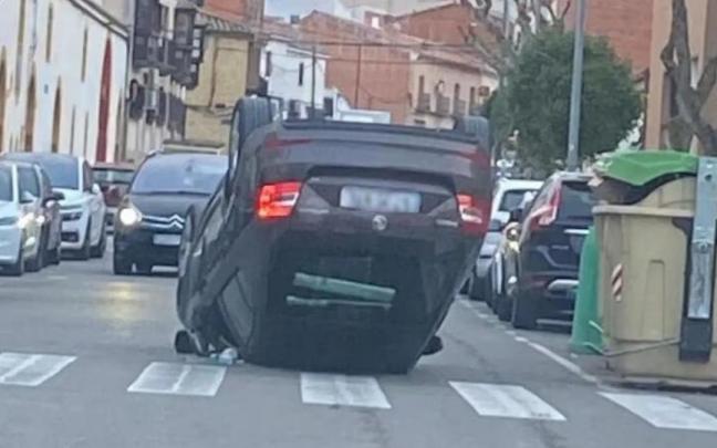 Así acabó el coche que estaba mal aparcado.
