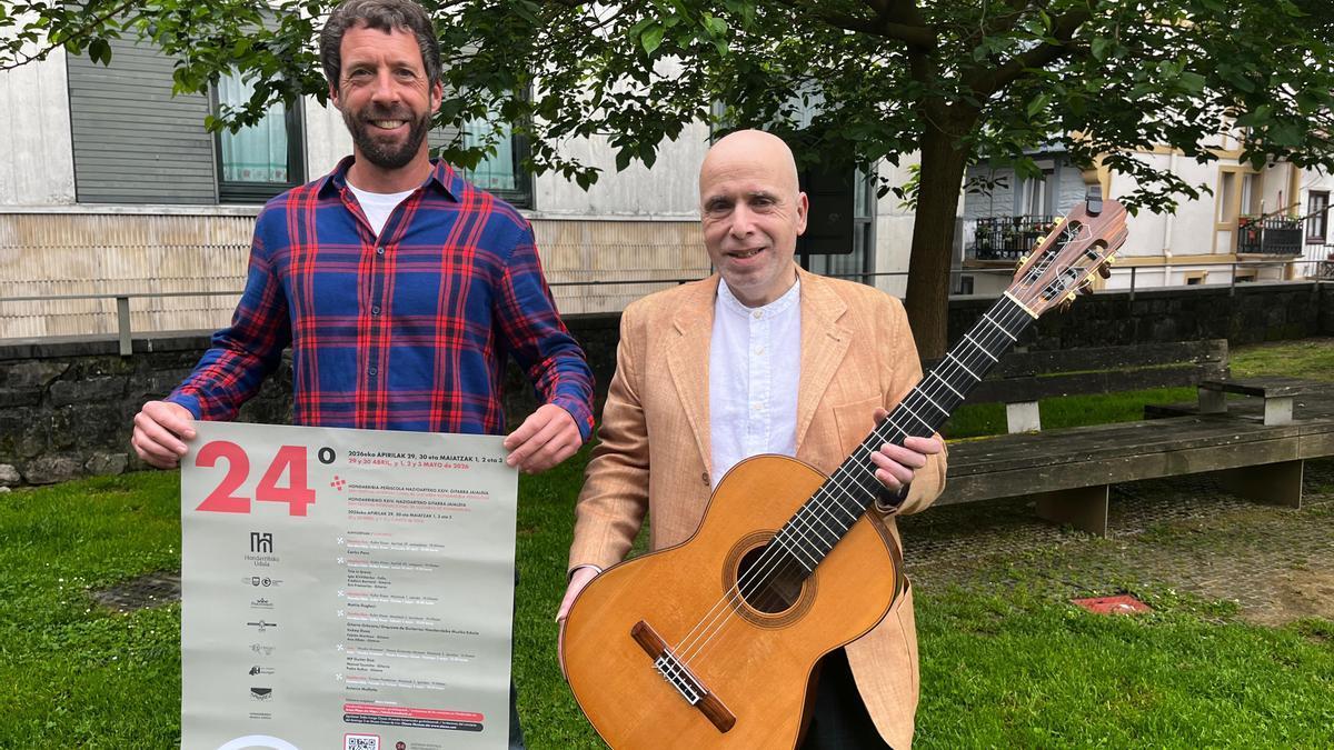 Ortzi Alonso, delegado de Cultural Ayuntamiento de Hondarribia, y Carles Pons, director del Festival Internacional de Guitarra Hondarribia - Peñíscola