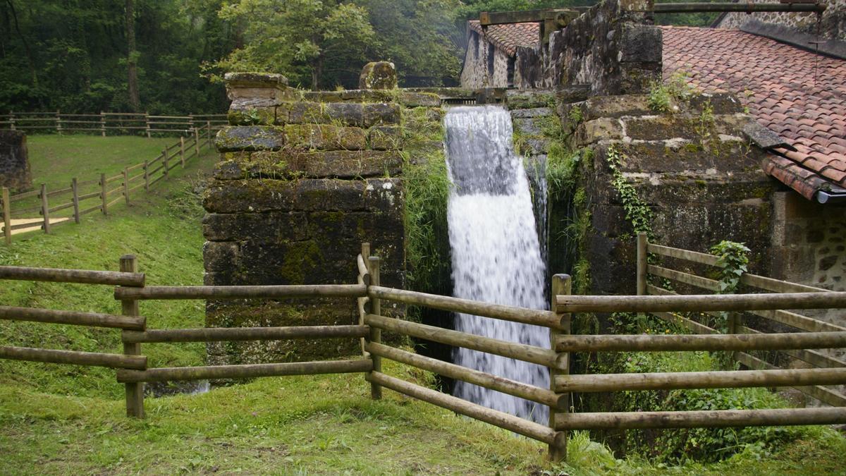 Antepara por donde cae el agua para accionar el martillo pilón de uno de los molinos de la ferrería