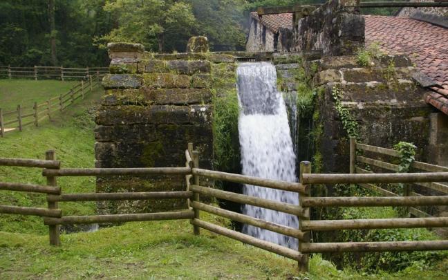 Antepara por donde cae el agua para accionar el martillo pilón de uno de los molinos de la ferrería