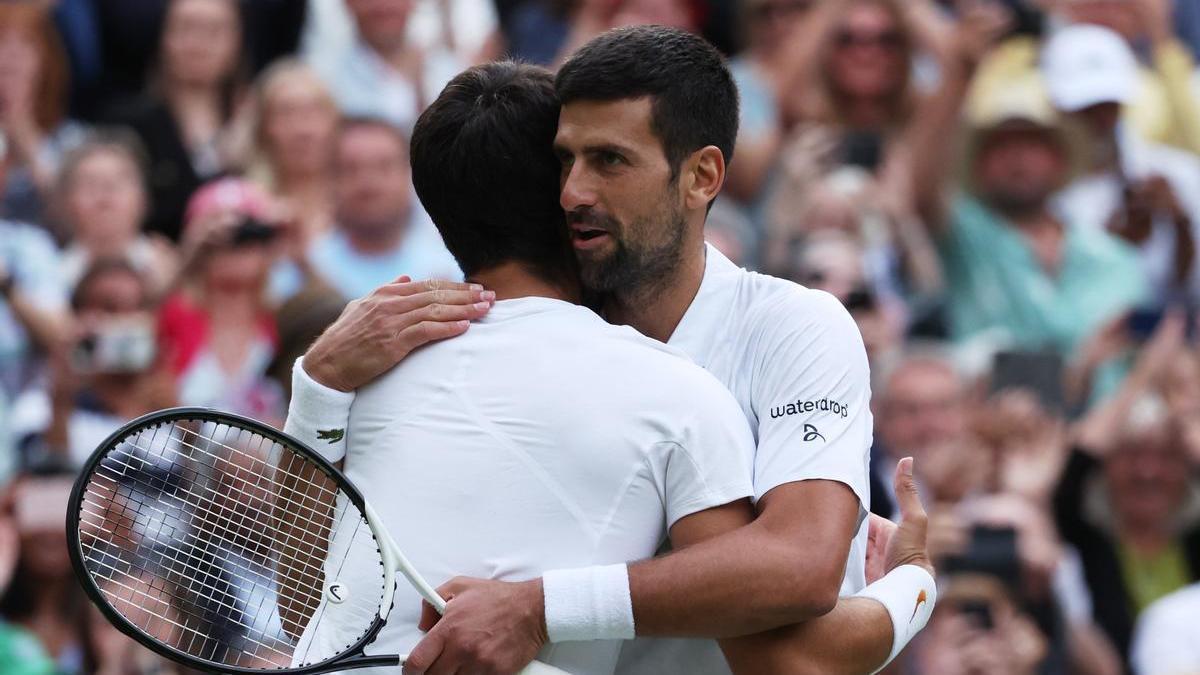 Alcaraz y Djokovic se abrazan tras la final de Wimbledon.