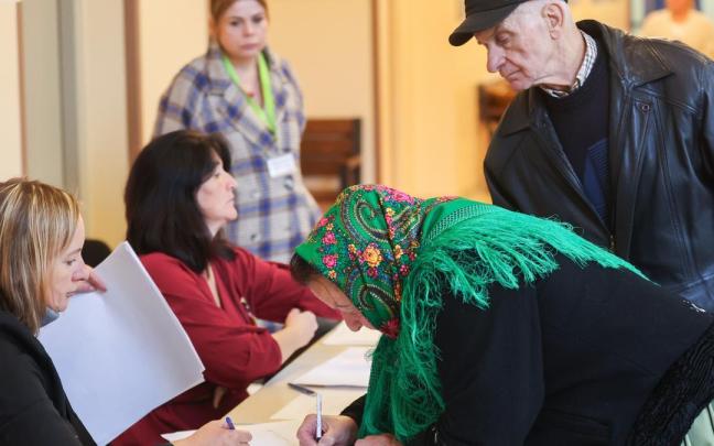 Ley y Justicia llega a los comicios del domingo como favorito pero sin mayoría suficiente para formar Gobierno, que podría depender del partido libertario de extrema derecha Confederación.