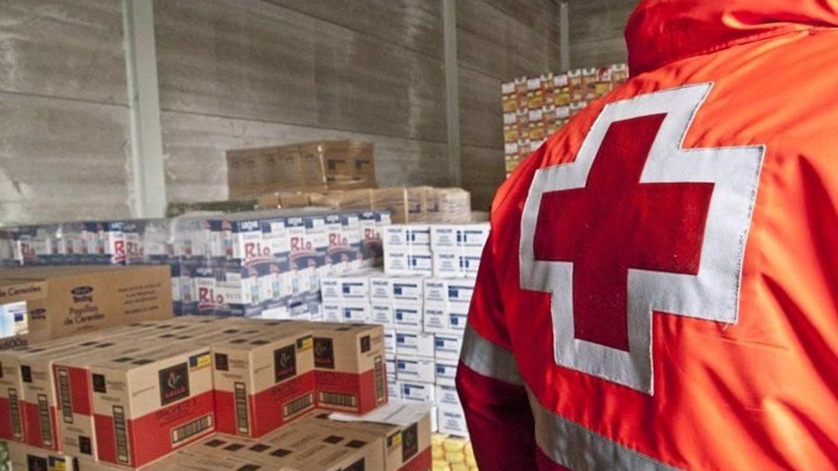 La Cruz Roja se ha encargado de repartir los alimentos entre las familias vulnerables.