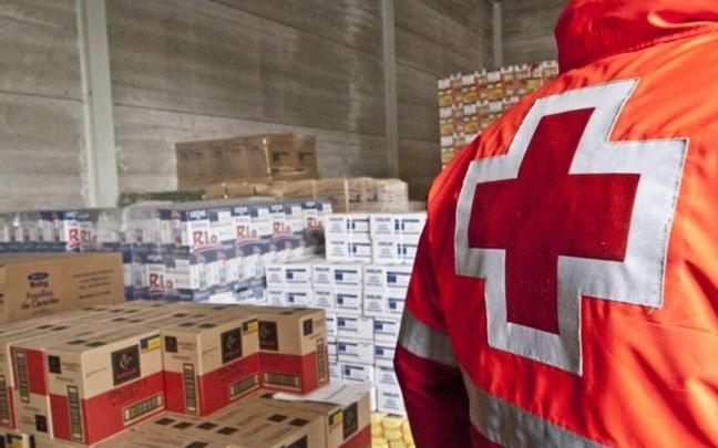 La Cruz Roja se ha encargado de repartir los alimentos entre las familias vulnerables.