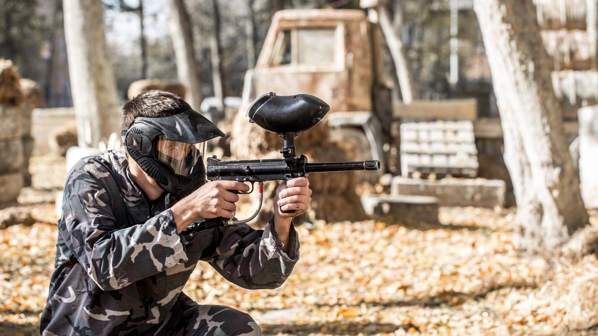 Una persona durante una partida de paintball