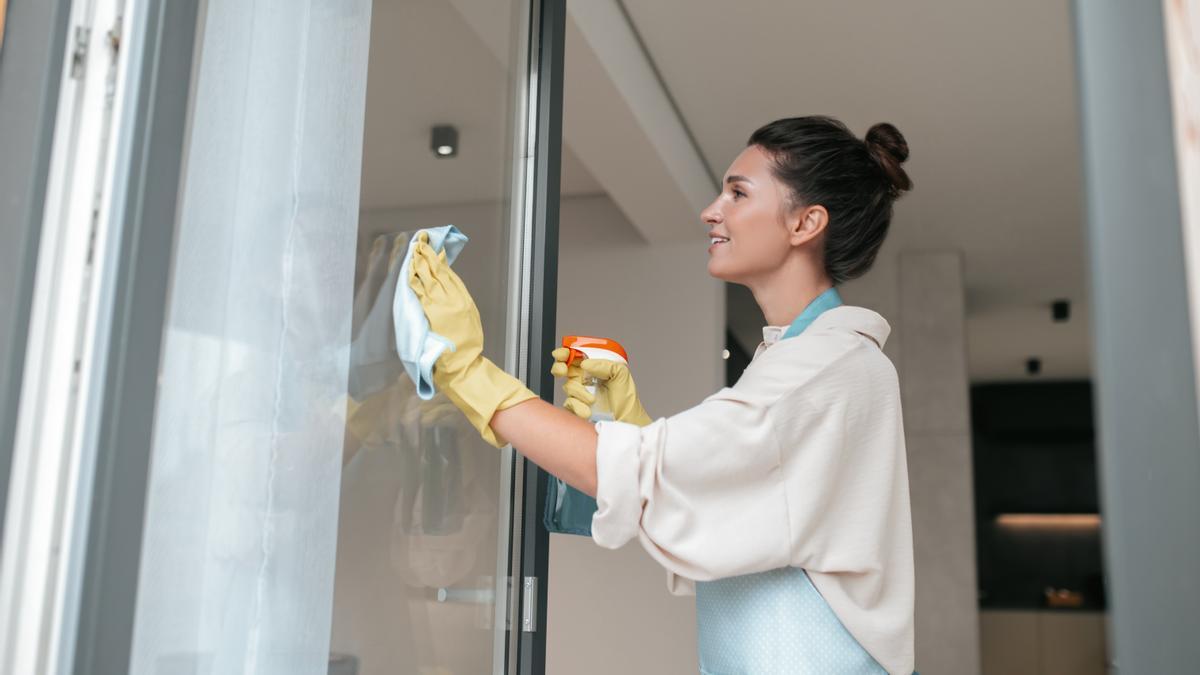 La mezcla casera más efectiva y popular para limpiar las ventanas y dejar los cristales relucientes sin marcas utiliza ingredientes sencillos que tienes en casa.