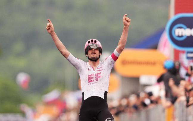 Kasper Asgreen celebra la victoria tras la fuga. / Giro de Italia Kasper Asgreen celebra la victoria tras la fuga.