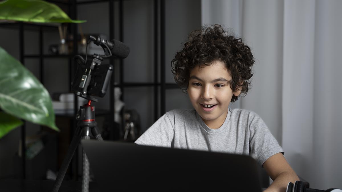 Un niño juega a través del ordenador.