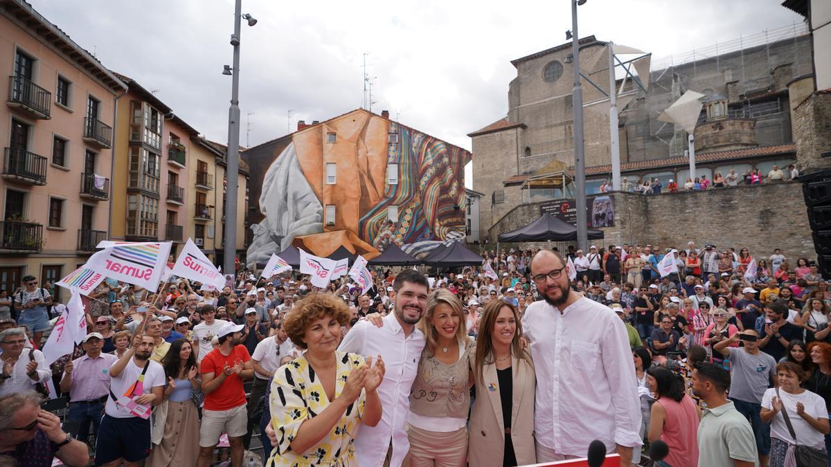 Yolanda Díaz, en un acto de campaña el 15 de julio en Gasteiz con la líder de Podemos Euskadi, Pilar Garrido, y Lander Martínez.