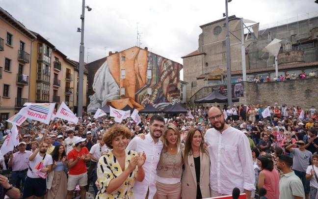 Yolanda Díaz, en un acto de campaña el 15 de julio en Gasteiz con la líder de Podemos Euskadi, Pilar Garrido, y Lander Martínez.