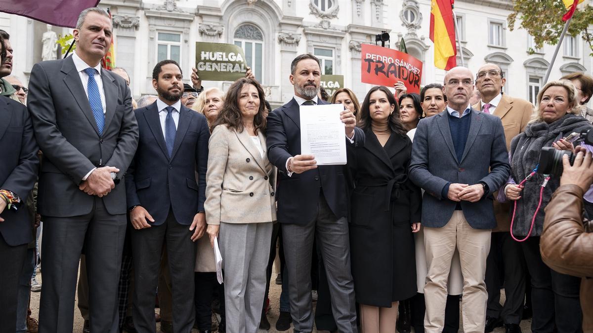 Abascal posa con compañeros de partido con la querella en la mano.