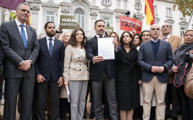 Abascal posa con compañeros de partido con la querella en la mano.