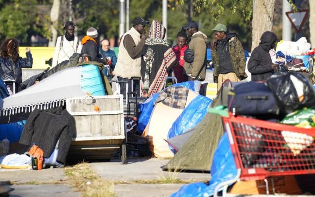 Varias decenas de los migrantes desalojados en Badalona pasaron la noche junto al edificio.