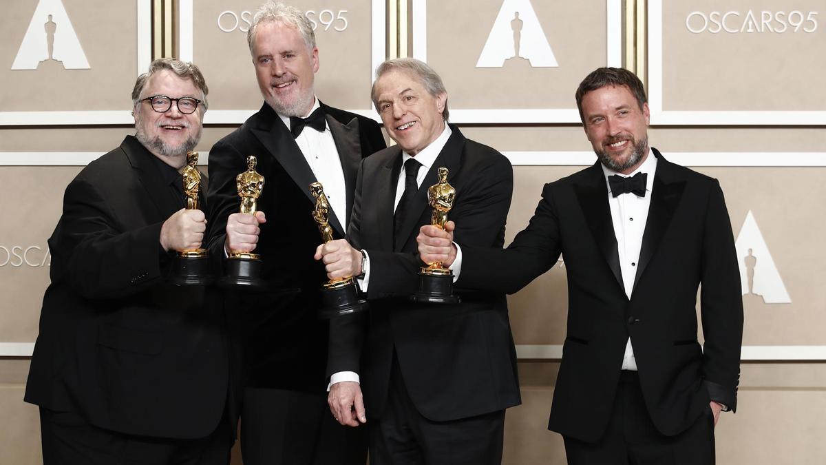 Del Toro posa con el Oscar junto al resto de productores de la cinta.