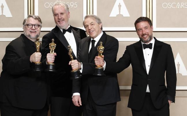 Del Toro posa con el Oscar junto al resto de productores de la cinta. Del Toro posa con el Oscar junto al resto de productores de la cinta.