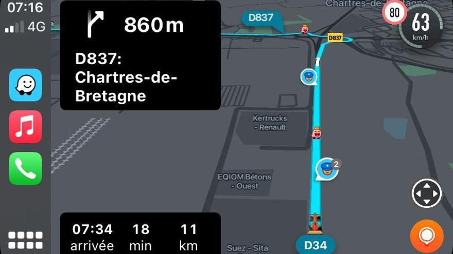 El navegador de Waze en una pantalla de dispositivo multimedia de un coche.