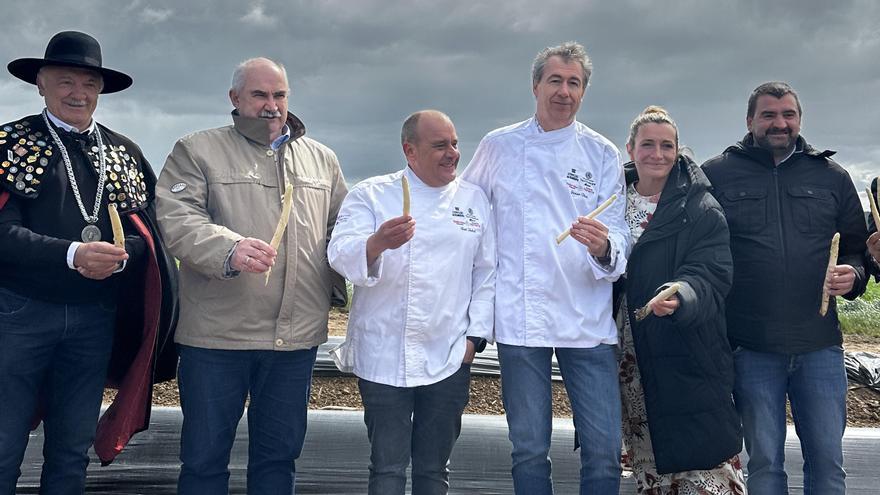 Foto de grupo de la cata del primer espárrago de Navarra, con los chefs Begoña Rodrigo y Javier Díaz en el centro.