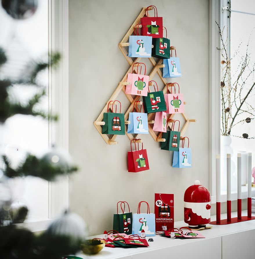 Perchero y bolsitas de papel para hacer un calendario de Adviento casero.
