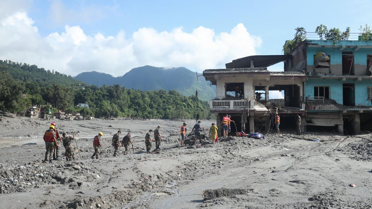 Efectivos de rescate en Nepal.