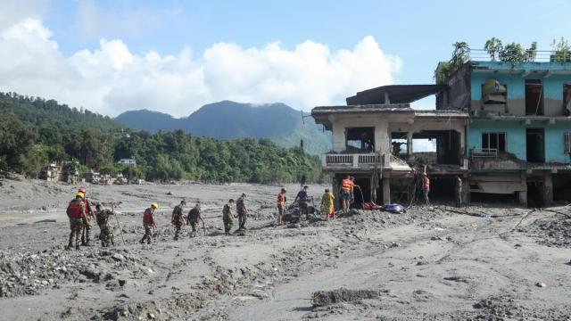 Efectivos de rescate en Nepal.