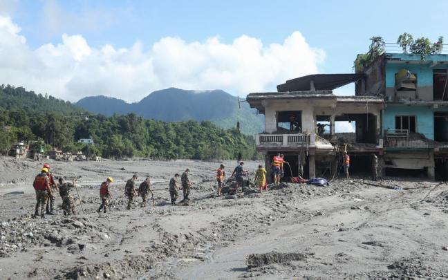 Efectivos de rescate en Nepal.
