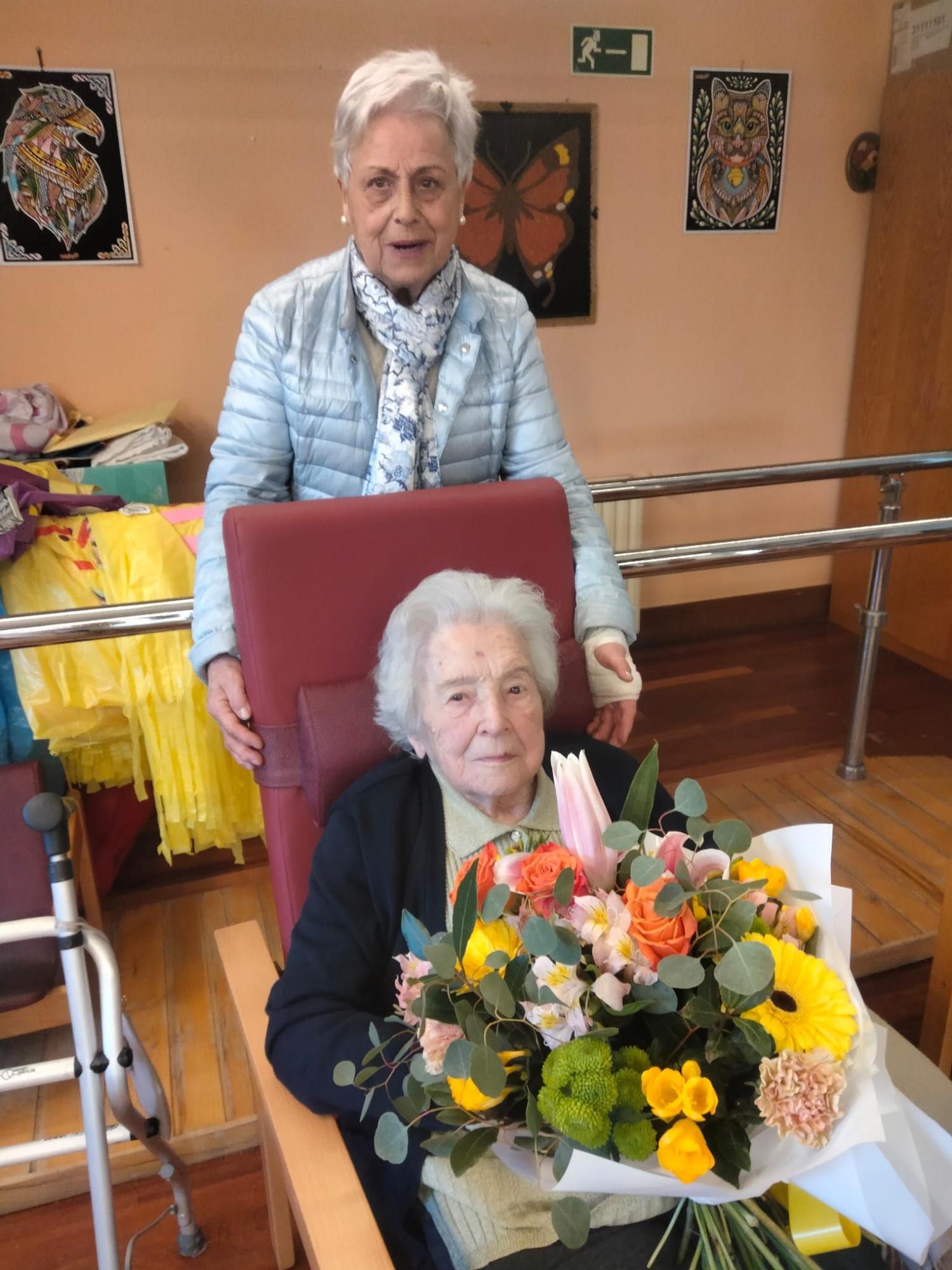 Manoli Iciar Kaperotxipi recibió un ramo de flores de Arbil como homenaje al cumplir 101 años