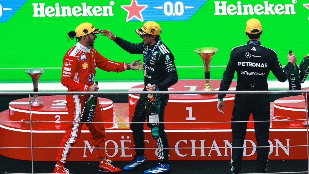 Lewis Hamilton felicita a Kimi Antonelli.