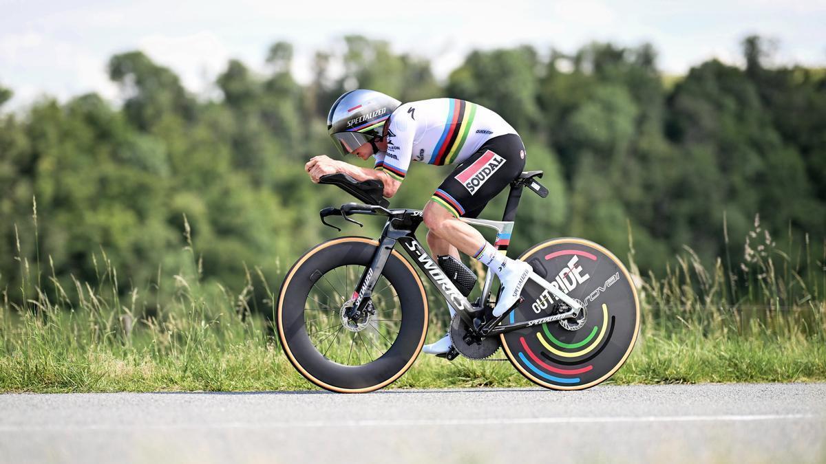 Evenepoel, perfectamente acoplado, durante la crono.