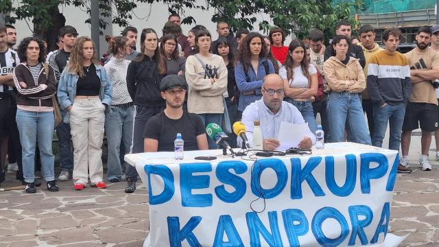 Youssef en la comparecencia de esta tarde, junto a miembros del Sindicato Socialista de Vivienda de Euskal Herria
