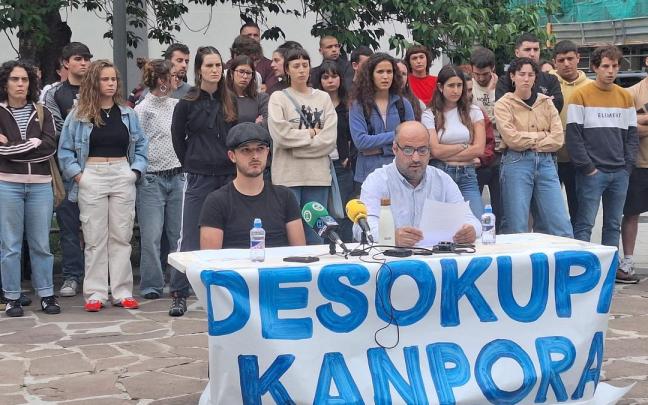 Youssef en la comparecencia de esta tarde, junto a miembros del Sindicato Socialista de Vivienda de Euskal Herria