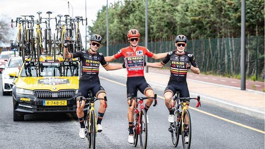 Roglic festeja con Kuss y Vingegaard la conquista de la Vuelta por parte del norteamericano.