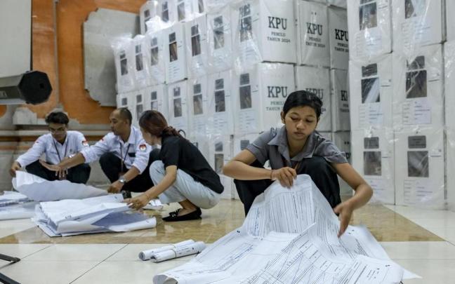 Trabajadores electorales durante el recuento de votos en los pasados comicios en Indonesia. / EFE Trabajadores electorales durante el recuento de votos en los pasados comicios en Indonesia.