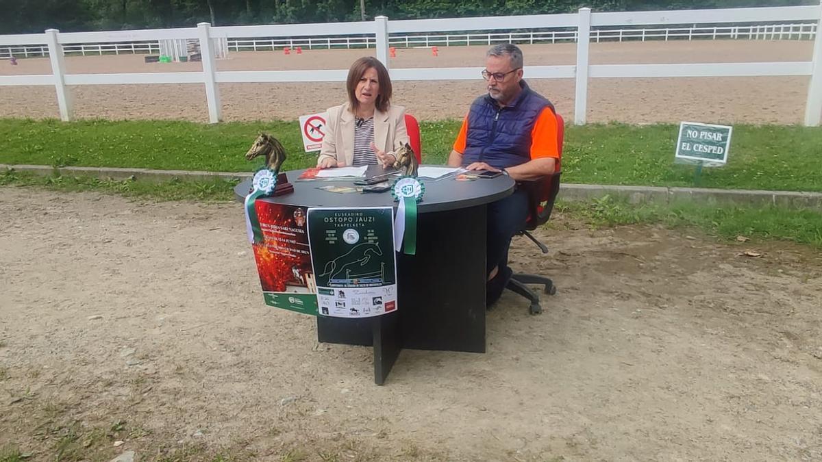 La presidenta del Club Hípico Jaizubia, Itziar Urtizberea, y el Director Deportivo José Antonio Niño, en la presentación