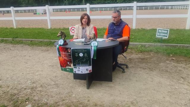 La presidenta del Club Hípico Jaizubia, Itziar Urtizberea, y el Director Deportivo José Antonio Niño, en la presentación