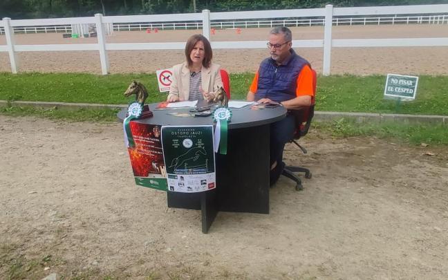 La presidenta del Club Hípico Jaizubia, Itziar Urtizberea, y el Director Deportivo José Antonio Niño, en la presentación