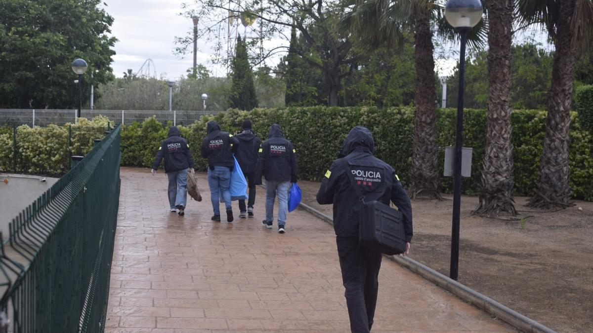 Agentes de los Mossos d'Esquadra, durante el operativo policial.