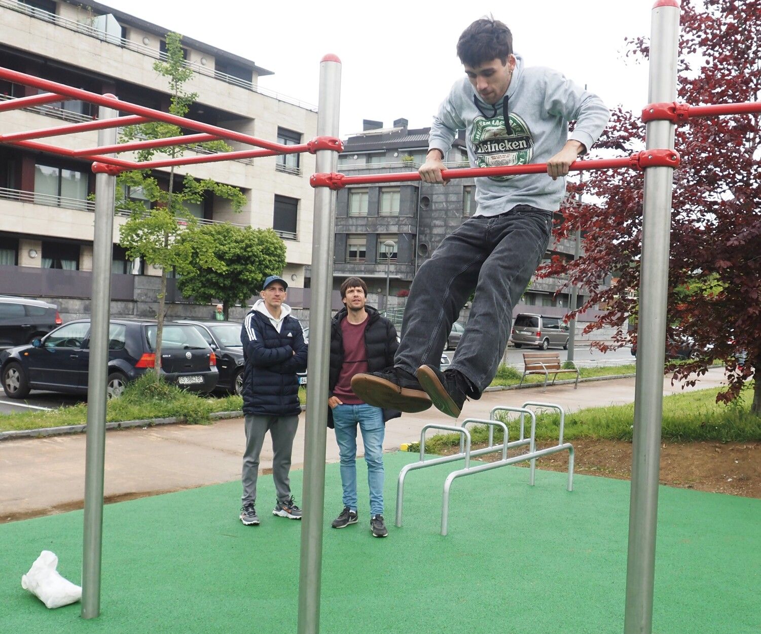 Practicante de calistenia en un parque de Azpeitia.