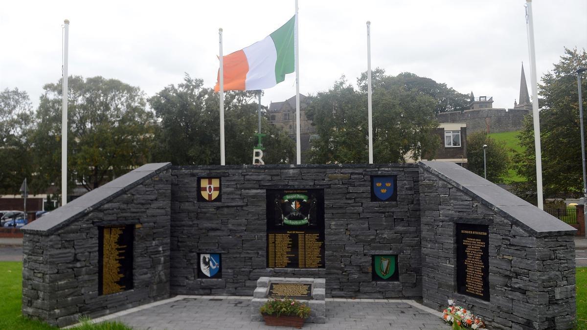Imagen de archivo de un monumento en honor a quienes apoyaron la unificación de Irlanda en Derry (Irlanda del Norte).