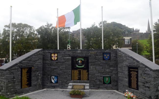 Imagen de archivo de un monumento en honor a quienes apoyaron la unificación de Irlanda en Derry (Irlanda del Norte).