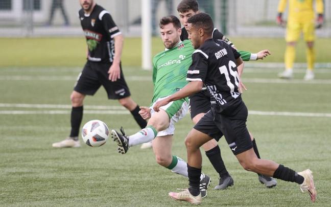 El capitán del San Juan, Ander Iriguibel lucha con Antonio Otegui por un balón durante el partido.