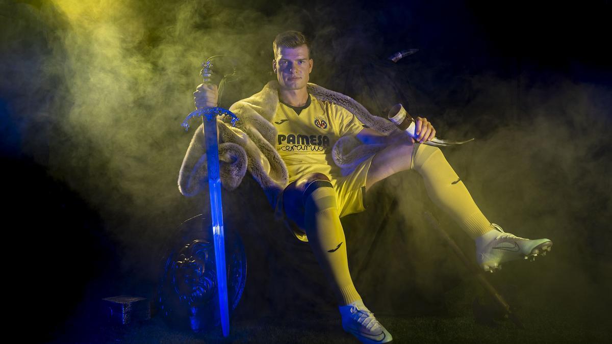 Sorloth posa con la camiseta del Villarreal. / VILLARREAL CF