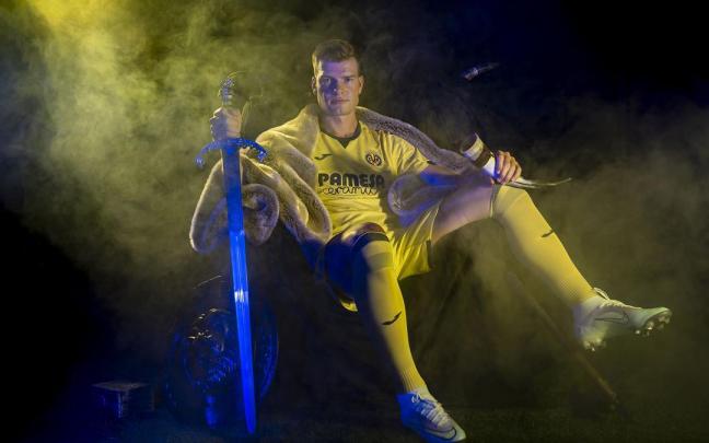 Sorloth posa con la camiseta del Villarreal. / VILLARREAL CF