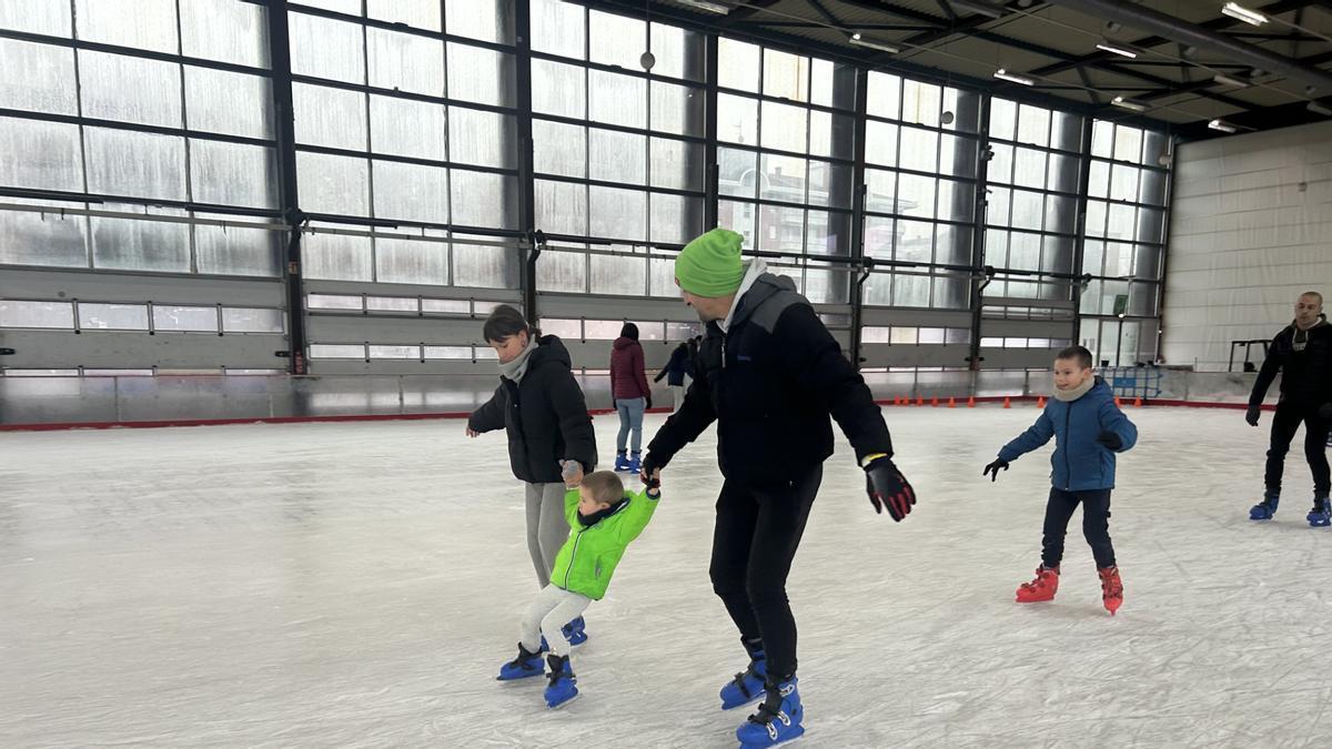 El buen ambiente reina estas fiestas en la pista de Durango
