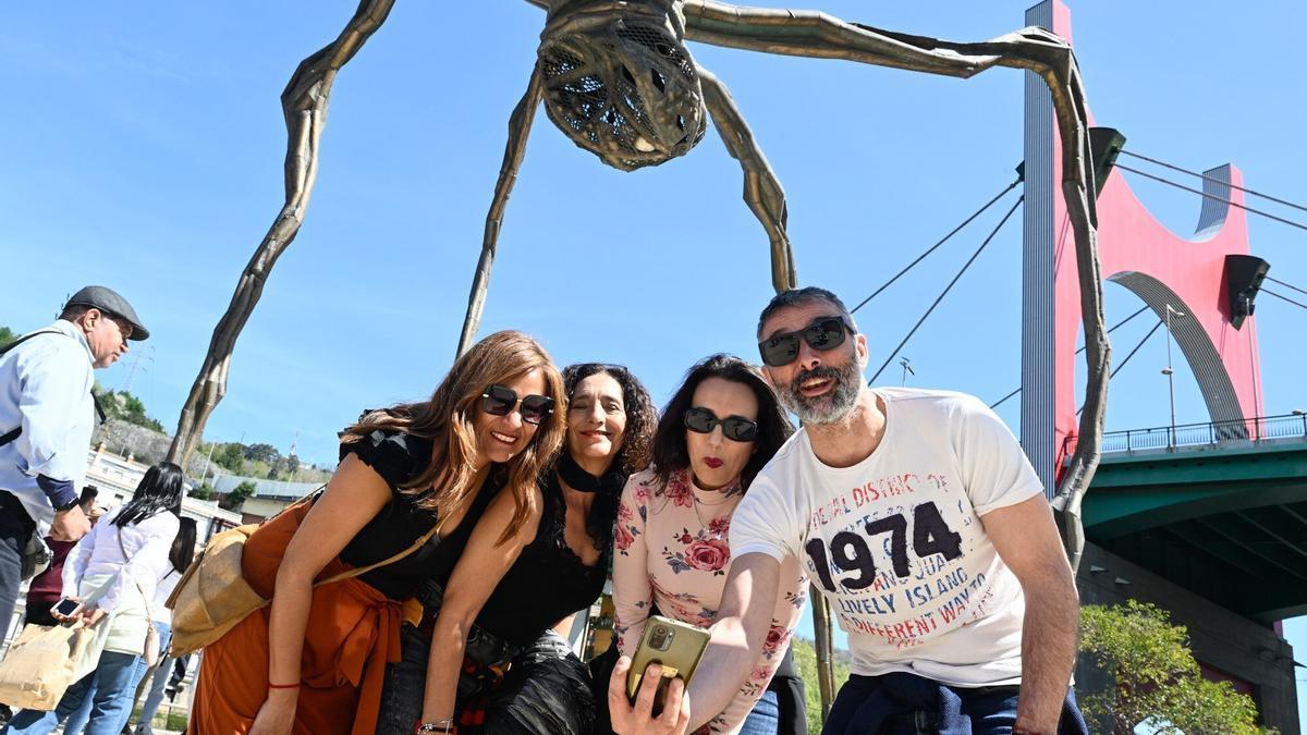 Un grupo de amigos se hace un autoretrato en uno de los puntos icónicos y más fotografiados de Bilbao, a los pies de la colosal escultura ‘Mamá’ de 9 metros.